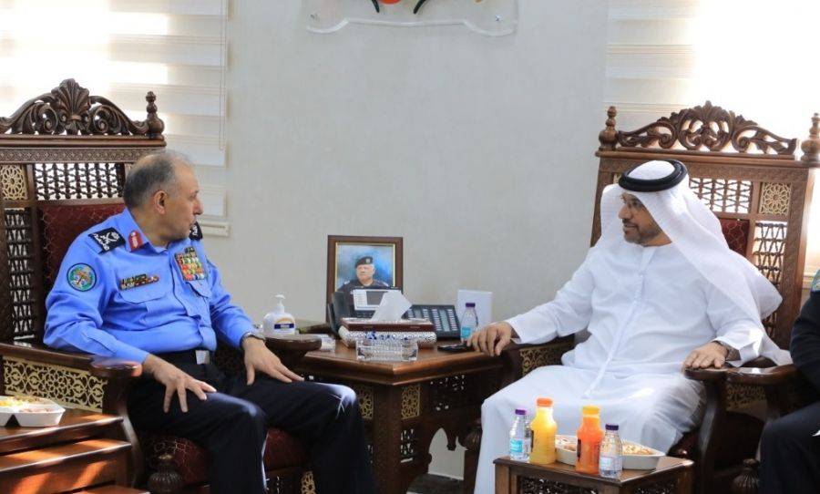 تهنئة قائد عام شرطة أبوظبي للمناوبين وتفقده لسير العمل تهنئة قائد عام شرطة أبوظبي للمناوبين وتفقده لسير العمل