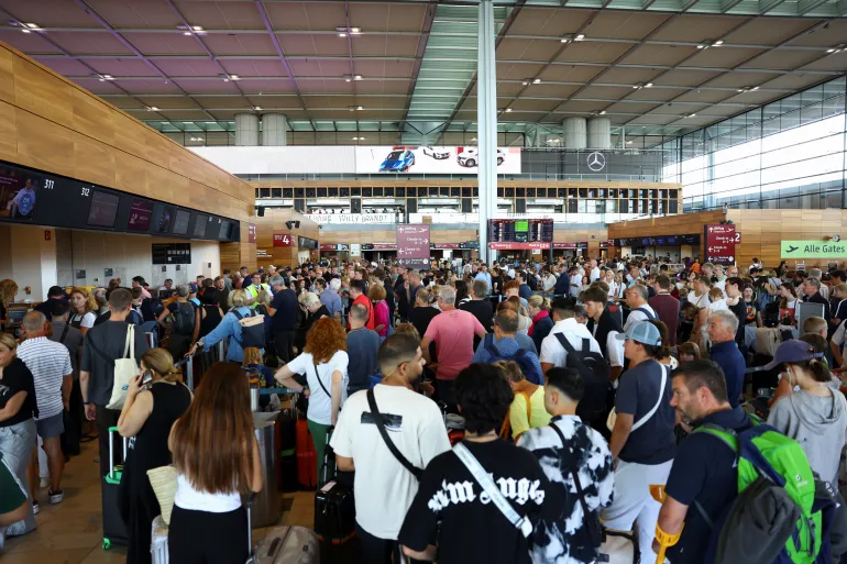 Travel Chaos At Newark Airport: Equipment Outage Causes Major Delays Travel Chaos At Newark Airport: Equipment Outage Causes Major Delays
