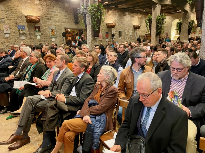 Vente Des Vins De Nuits-Saint-Georges : Une Matinée Avec Candeloro Et Ladesou Vente Des Vins De Nuits-Saint-Georges : Une Matinée Avec Candeloro Et Ladesou